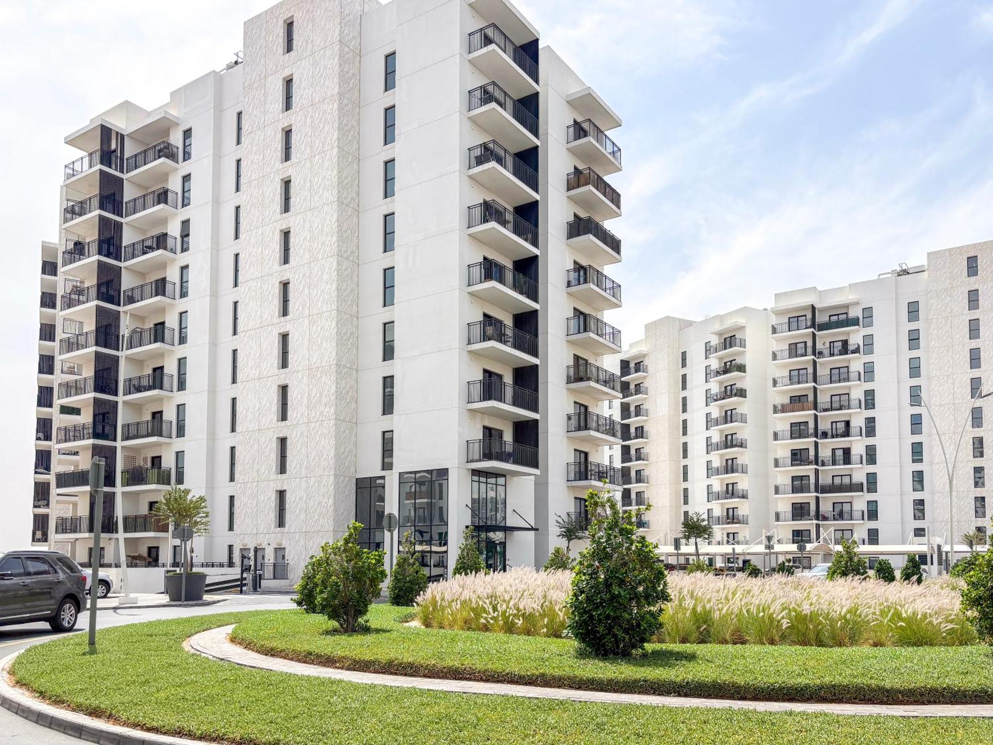 Apartment Luxury 4 Bedroom With Ferrari World And Sea Views, Yas Island Waterfront, Pool, Gym, Playground, Walk To Yas Mall Abu Dhabi
